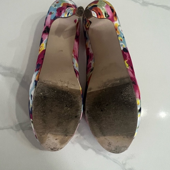 MADDEN GIRL Multi color floral satin feel platform pump 8.5 good condition - Picture 7 of 8